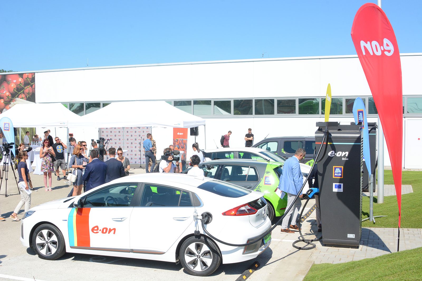 Gyorstöltőket adtak át a Szent Flórián körúti Aldi parkolójában